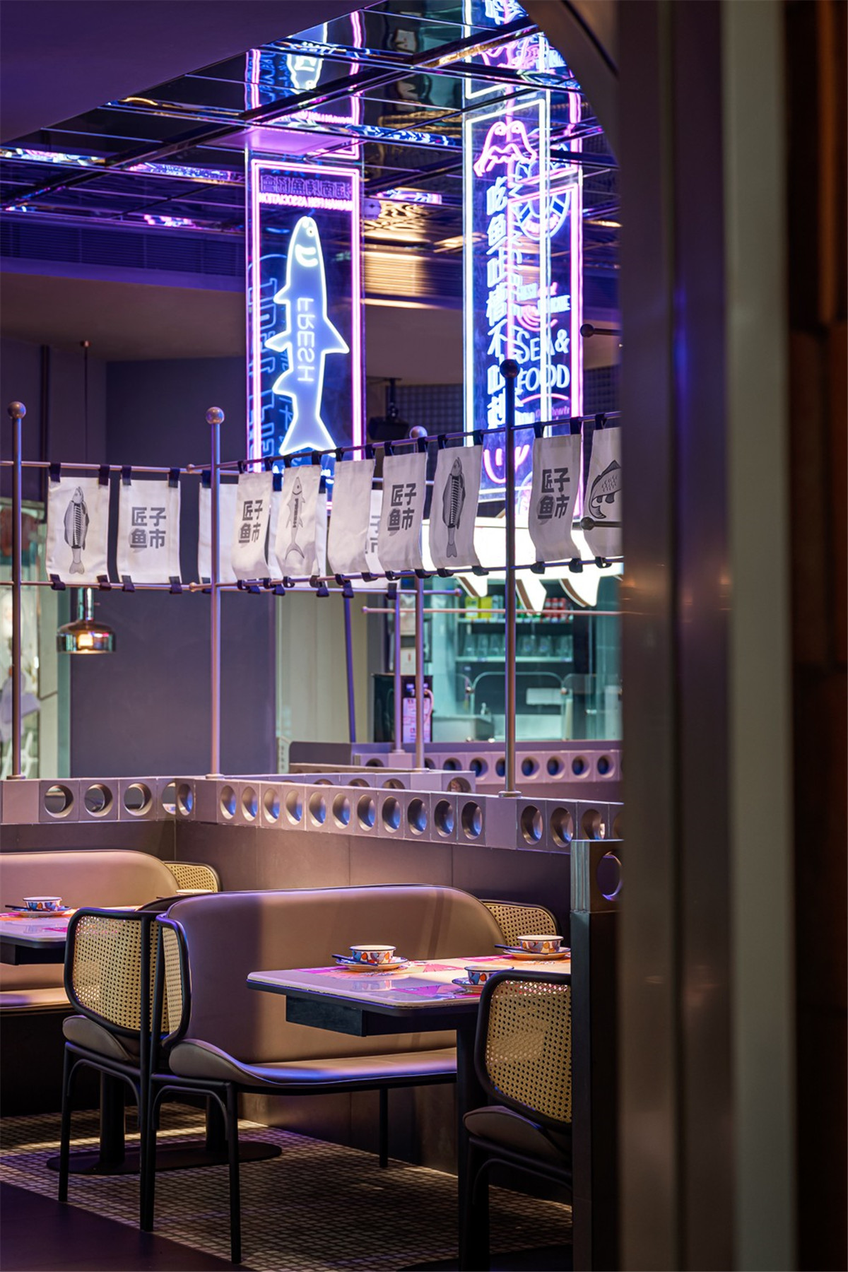 酷酷的霓虹燈復(fù)古港風(fēng)烤魚店裝修設(shè)計(圖8) 9577200_25.jpg