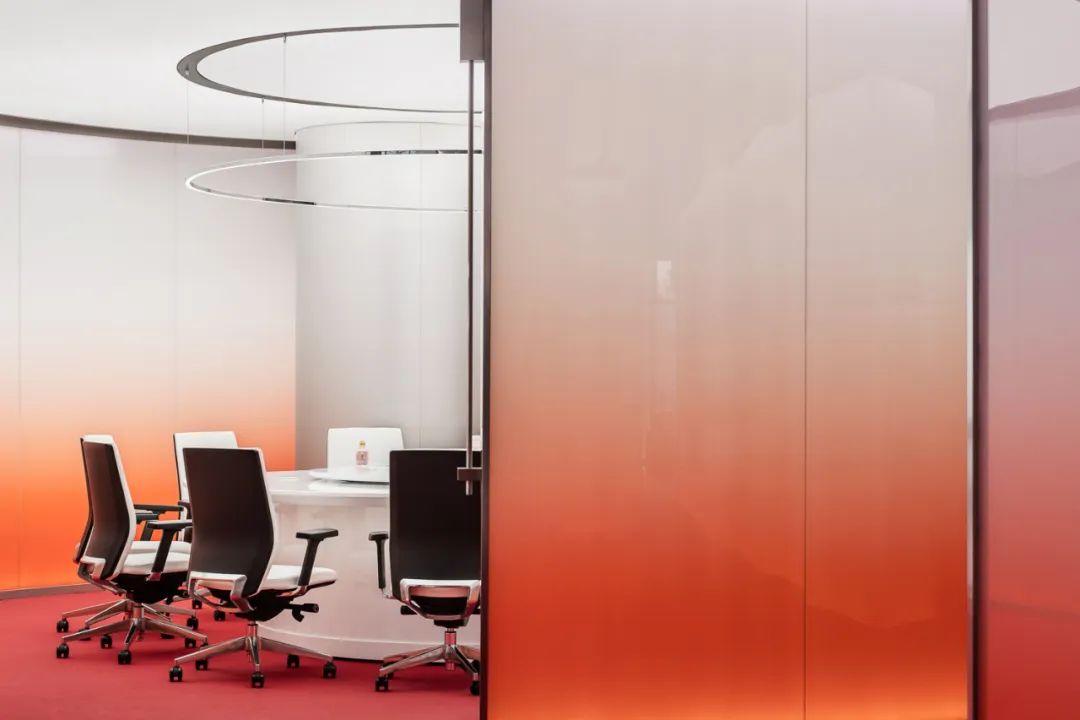 化妝品辦公室設(shè)計推薦超現(xiàn)實美妝研究所裝修案例(圖8) 化妝品辦公室設(shè)計推薦超現(xiàn)實美妝研究所裝修案例(圖8)