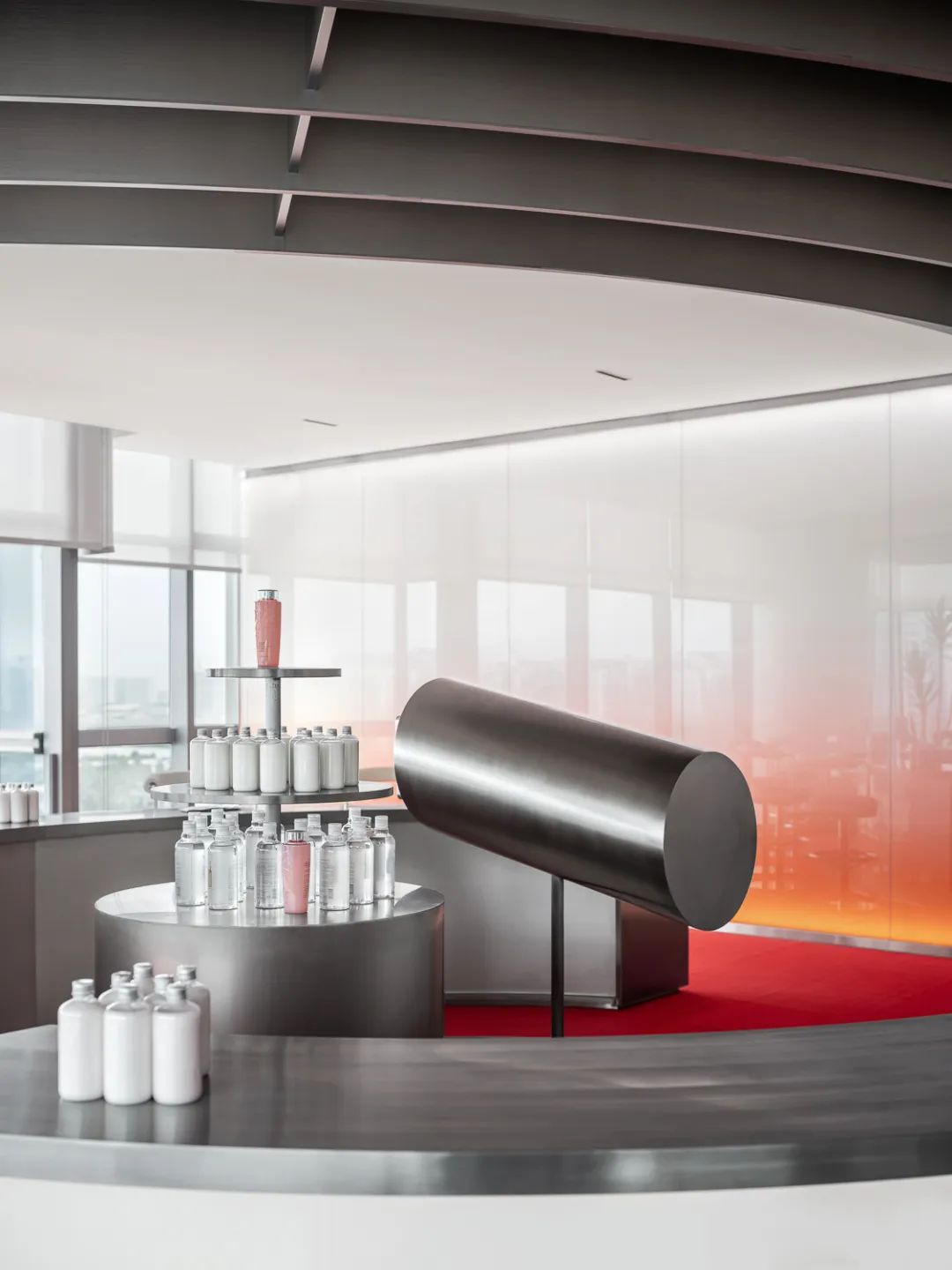 化妝品辦公室設(shè)計推薦超現(xiàn)實美妝研究所裝修案例(圖12) 化妝品辦公室設(shè)計推薦超現(xiàn)實美妝研究所裝修案例(圖12)