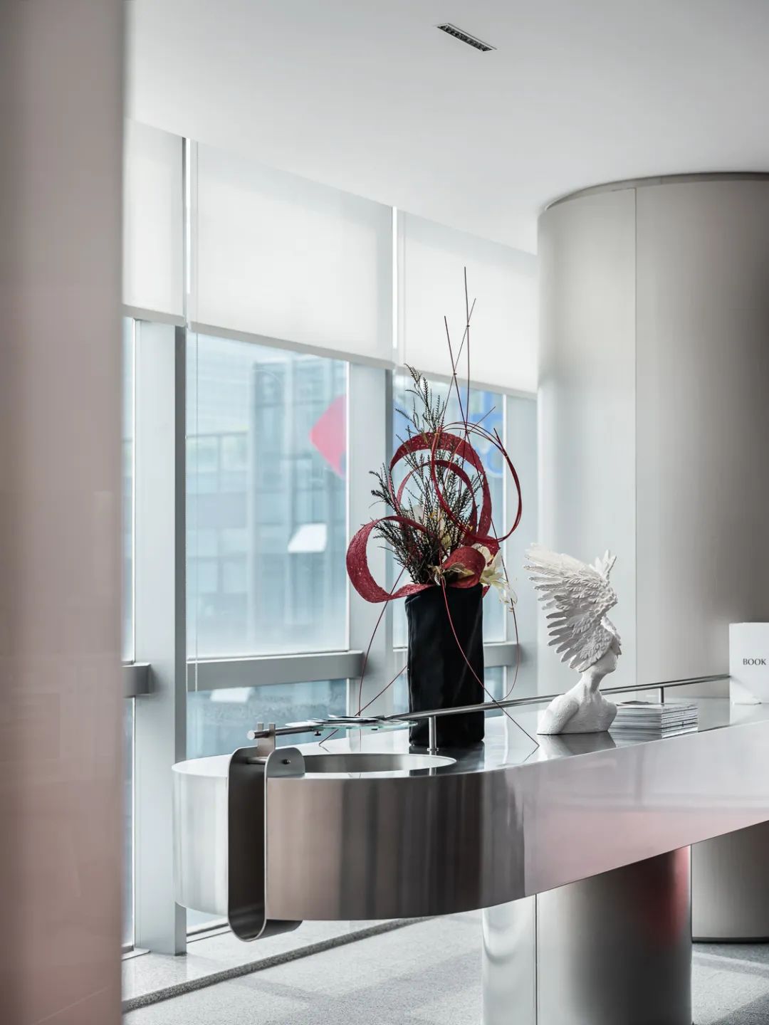 化妝品辦公室設(shè)計推薦超現(xiàn)實美妝研究所裝修案例(圖13) 化妝品辦公室設(shè)計推薦超現(xiàn)實美妝研究所裝修案例(圖13)