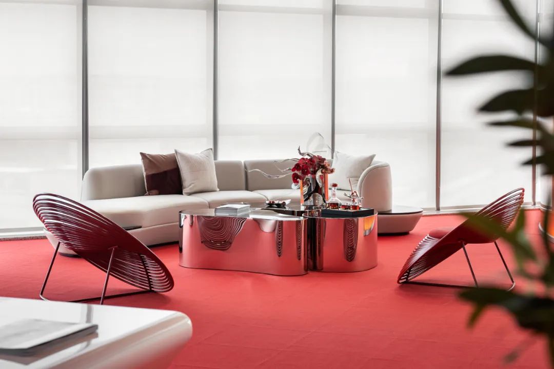 化妝品辦公室設(shè)計推薦超現(xiàn)實美妝研究所裝修案例(圖18) 化妝品辦公室設(shè)計推薦超現(xiàn)實美妝研究所裝修案例(圖18)