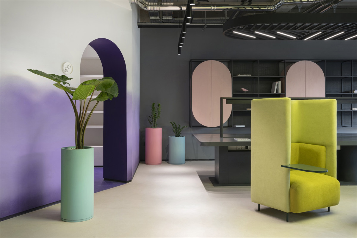 鄭州辦公室裝修推薦時(shí)尚靚麗化妝品公司辦公設(shè)計(jì)(圖3) 鄭州辦公室裝修推薦時(shí)尚靚麗化妝品公司辦公設(shè)計(jì)(圖3)