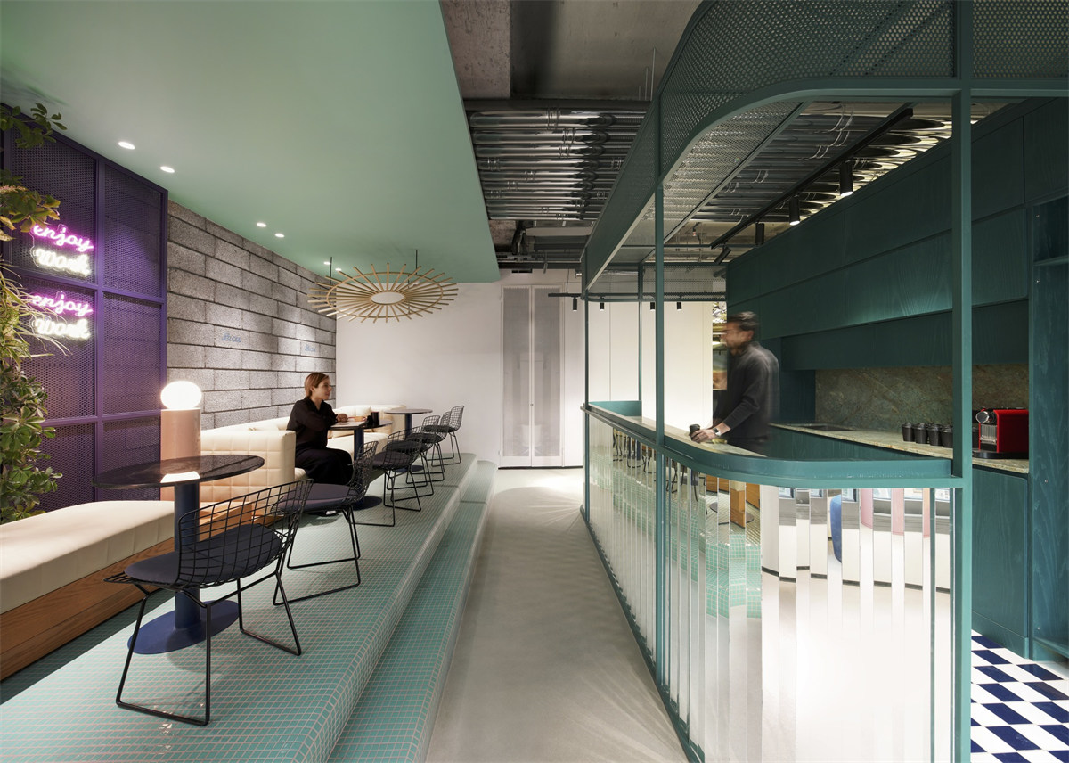 鄭州辦公室裝修推薦時(shí)尚靚麗化妝品公司辦公設(shè)計(jì)(圖5) 鄭州辦公室裝修推薦時(shí)尚靚麗化妝品公司辦公設(shè)計(jì)(圖5)