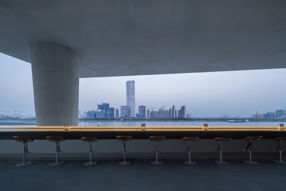 鄭州餐廳設(shè)計(jì)公司西岸美術(shù)館餐廳裝修案例(圖4) 鄭州餐廳設(shè)計(jì)公司西岸美術(shù)館餐廳裝修案例(圖4)