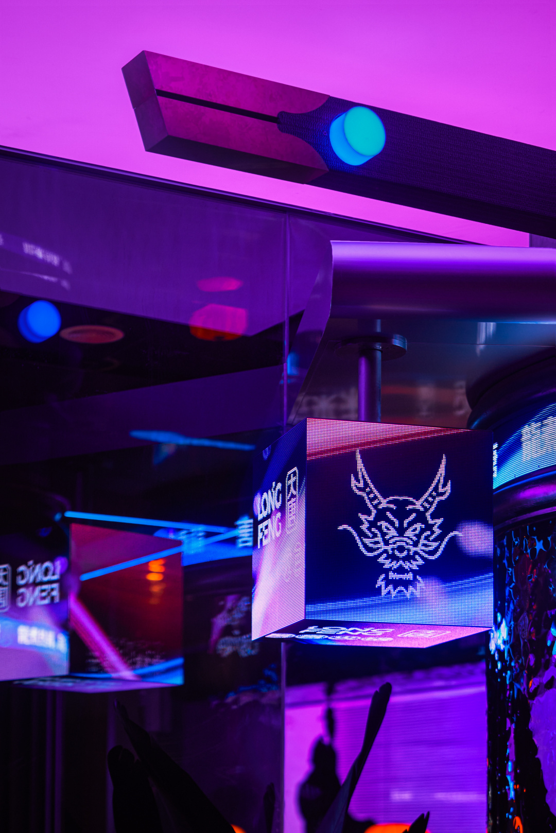 超酷國潮朋克風火鍋串串店裝修設計案例(圖6) 超酷國潮朋克風火鍋串串店裝修設計案例(圖6)