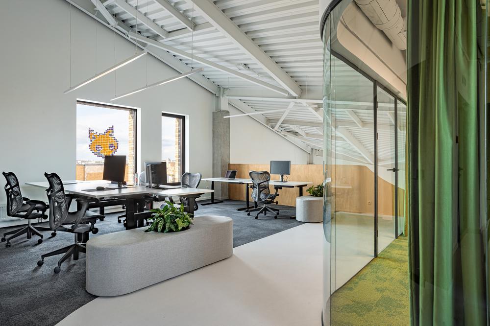 鄭州金博大推薦時(shí)尚多彩軟件公司辦公室裝修案例(圖4) 鄭州金博大推薦時(shí)尚多彩軟件公司辦公室裝修案例(圖4)