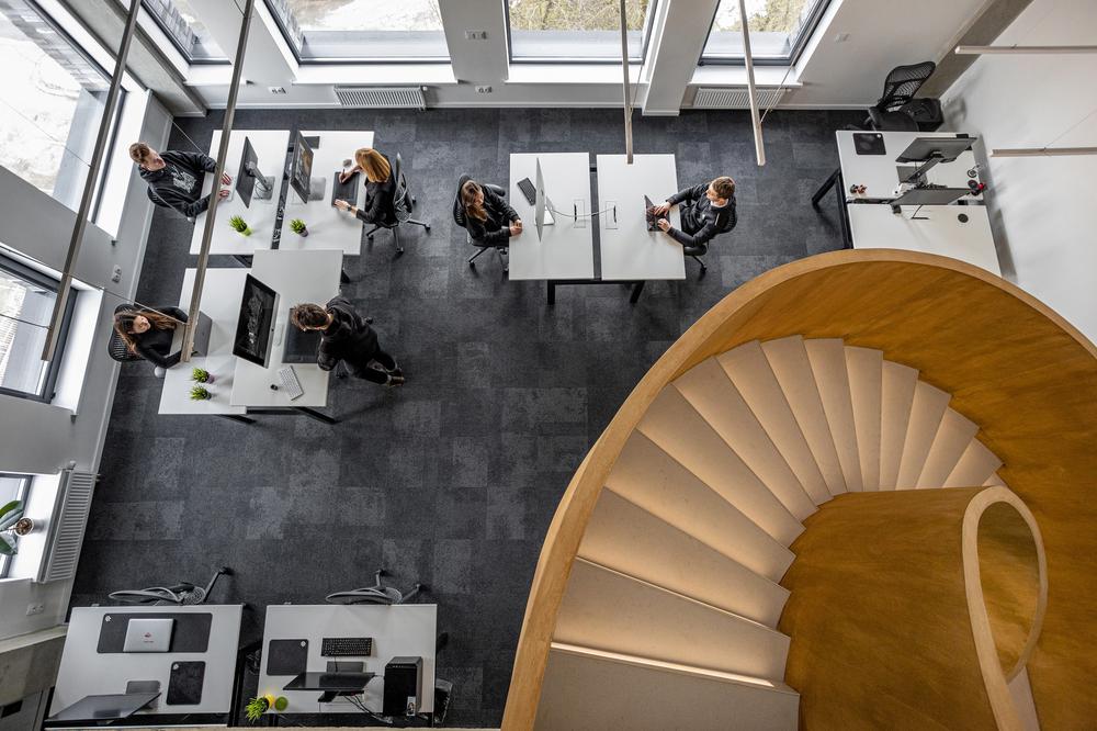 鄭州金博大推薦時(shí)尚多彩軟件公司辦公室裝修案例(圖3) 鄭州金博大推薦時(shí)尚多彩軟件公司辦公室裝修案例(圖3)