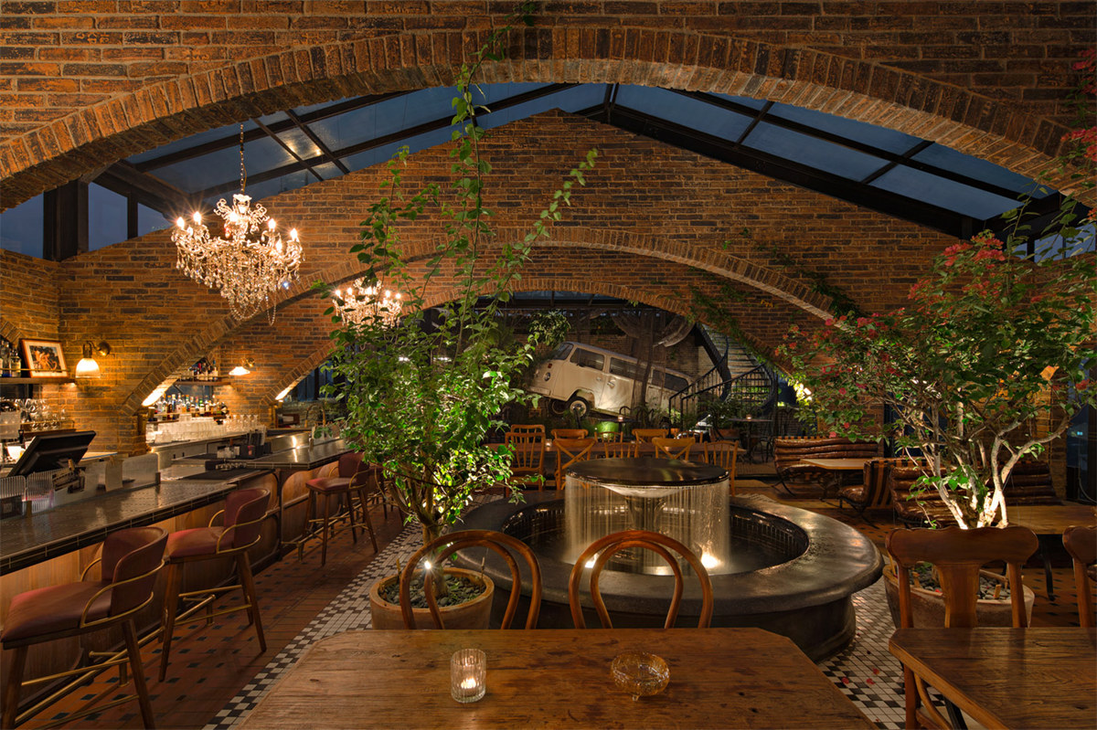 復(fù)古懷舊風(fēng)Aom餐廳酒館裝修設(shè)計(jì)案例(圖6) 復(fù)古懷舊風(fēng)Aom餐廳酒館裝修設(shè)計(jì)案例(圖6)