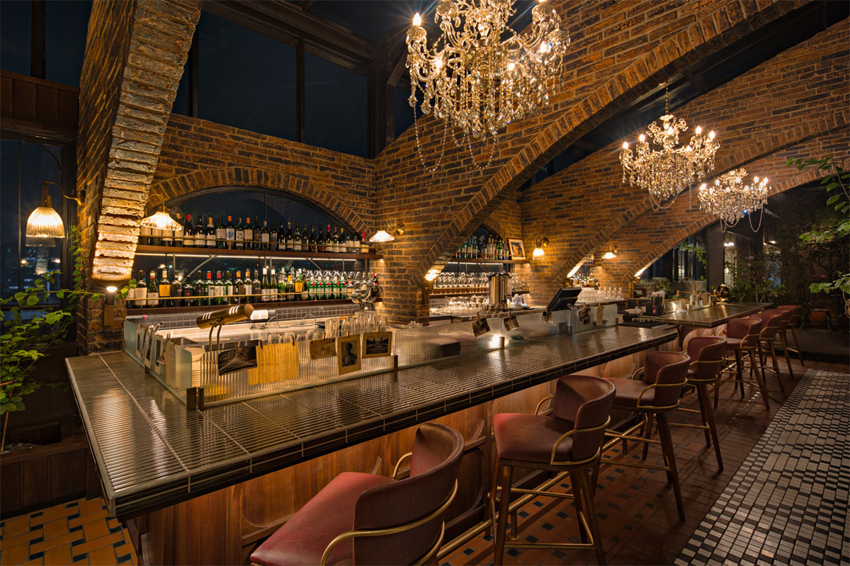 復(fù)古懷舊風(fēng)Aom餐廳酒館裝修設(shè)計(jì)案例(圖8) 復(fù)古懷舊風(fēng)Aom餐廳酒館裝修設(shè)計(jì)案例(圖8)