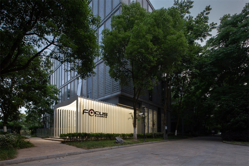 鄭州辦公室設(shè)計(jì)公司焦點(diǎn)品牌管理辦公室裝修案例(圖1) DM_20220830154837_001.jpg