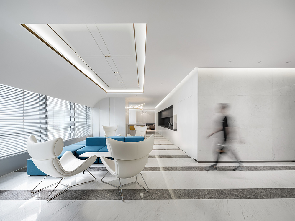 2000平現(xiàn)代大氣的正大僑商地產(chǎn)公司辦公室裝修(圖3) 2000平現(xiàn)代大氣的正大僑商地產(chǎn)公司辦公室裝修(圖3)