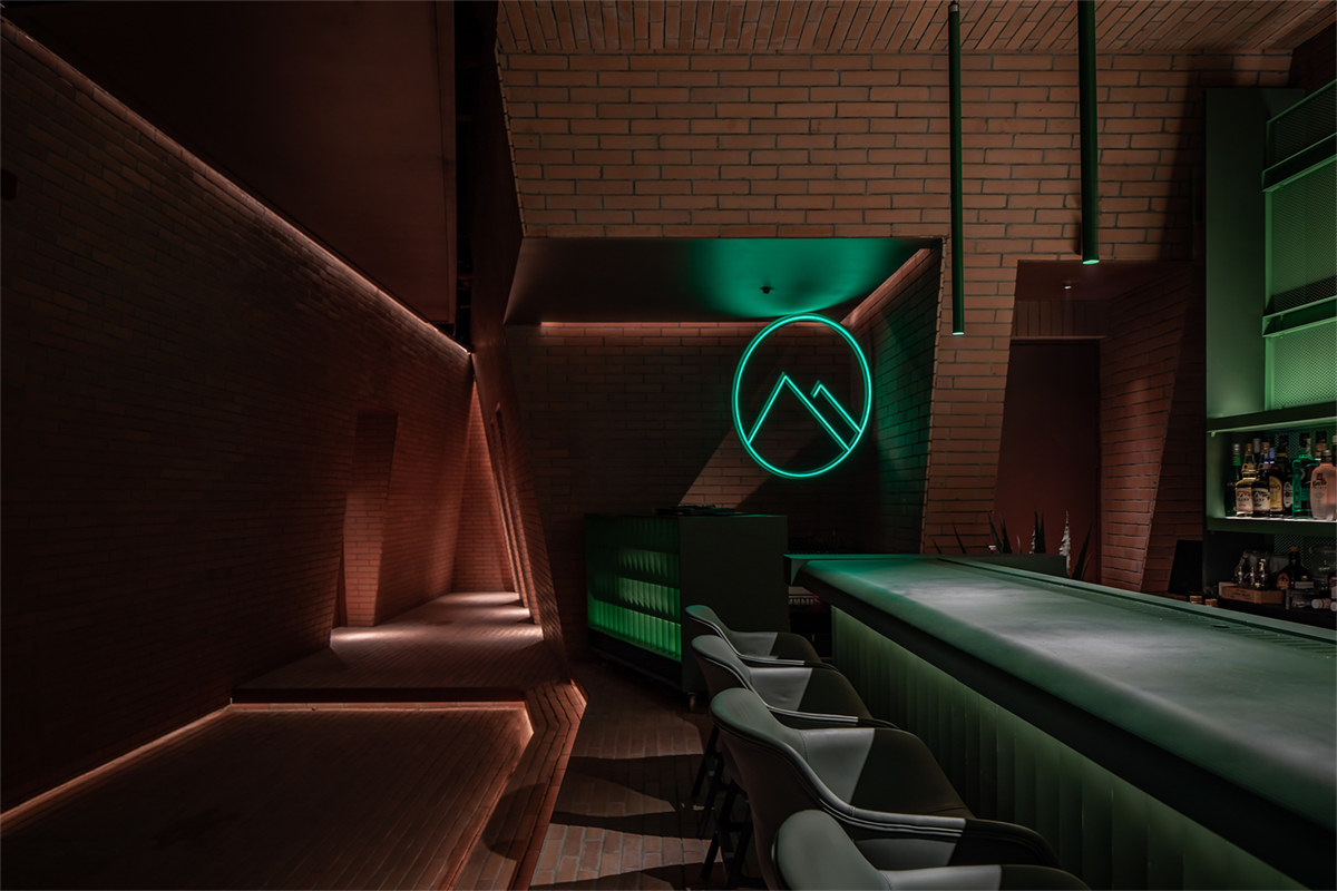 精品咖啡與酒吧的復(fù)合型餐飲空間設(shè)計(jì)案例(圖7) 精品咖啡與酒吧的復(fù)合型餐飲空間設(shè)計(jì)案例(圖7)