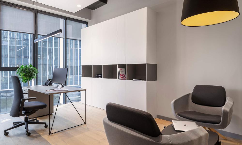 簡約大氣的建筑工程公司辦公室裝修設(shè)計案例(圖4) 簡約大氣的建筑工程公司辦公室裝修設(shè)計案例(圖4)