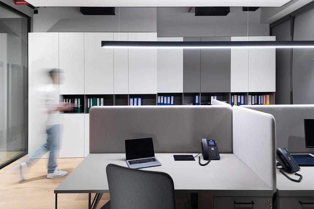 簡約大氣的建筑工程公司辦公室裝修設(shè)計案例(圖3) 簡約大氣的建筑工程公司辦公室裝修設(shè)計案例(圖3)