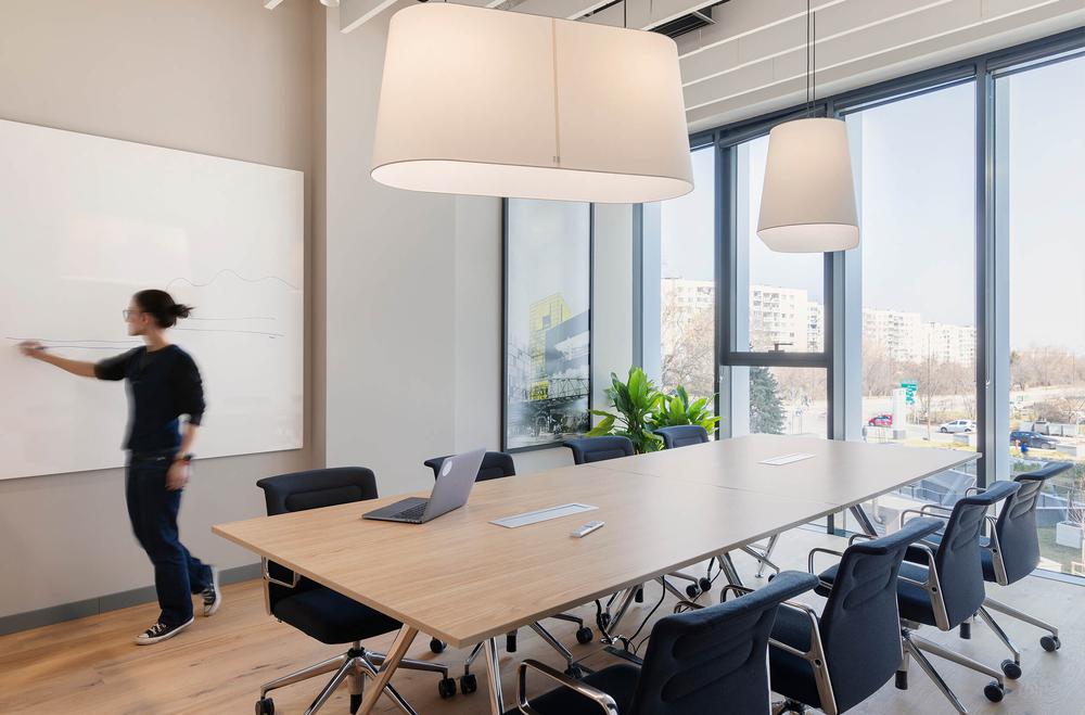 簡約大氣的建筑工程公司辦公室裝修設(shè)計案例(圖9) 簡約大氣的建筑工程公司辦公室裝修設(shè)計案例(圖9)