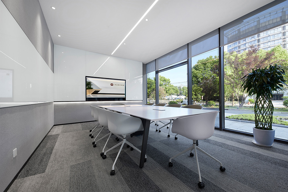 簡(jiǎn)約時(shí)尚的美創(chuàng)醫(yī)療科技公司辦公室裝修案例(圖4) 簡(jiǎn)約時(shí)尚的美創(chuàng)醫(yī)療科技公司辦公室裝修案例(圖4)