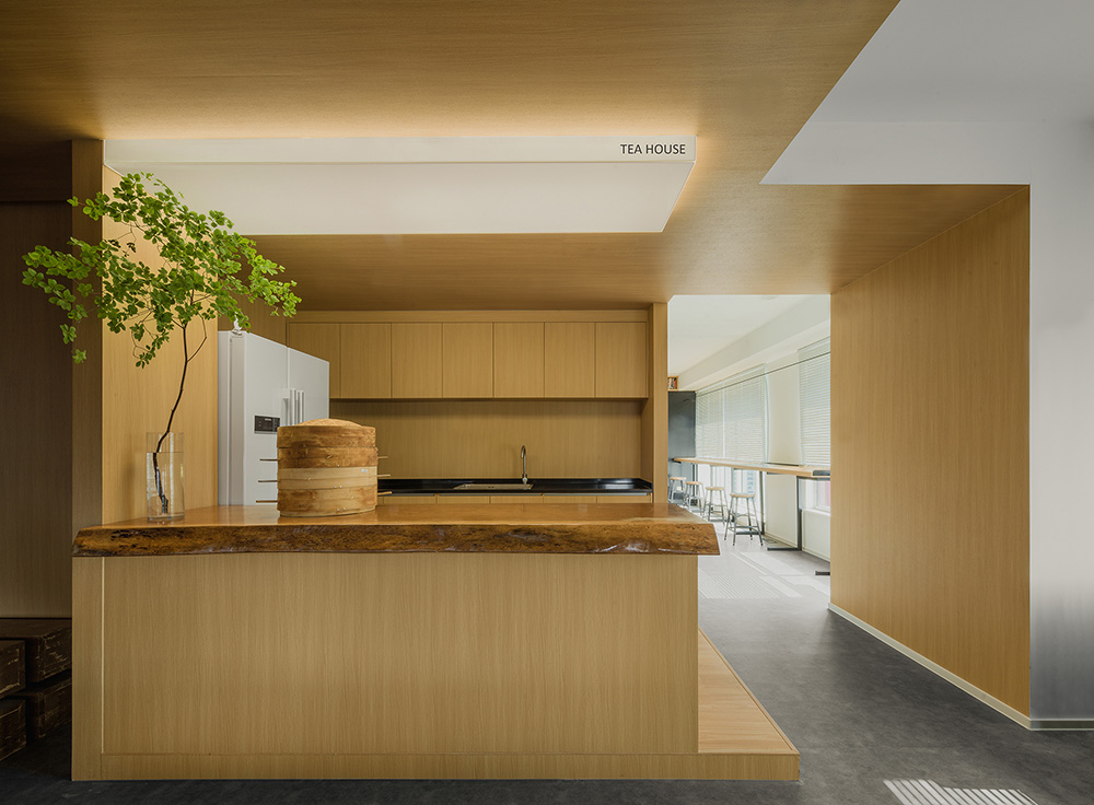 鄭州辦公室裝修推薦紅鶴集團辦公室設(shè)計案例(圖3) 鄭州辦公室裝修推薦紅鶴集團辦公室設(shè)計案例(圖3)