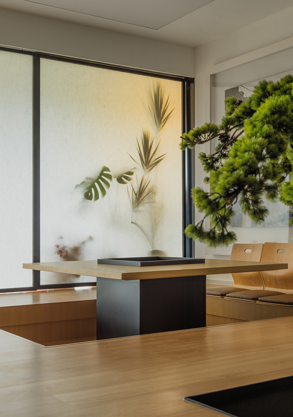 鄭州辦公室裝修推薦紅鶴集團辦公室設(shè)計案例(圖4) 鄭州辦公室裝修推薦紅鶴集團辦公室設(shè)計案例(圖4)