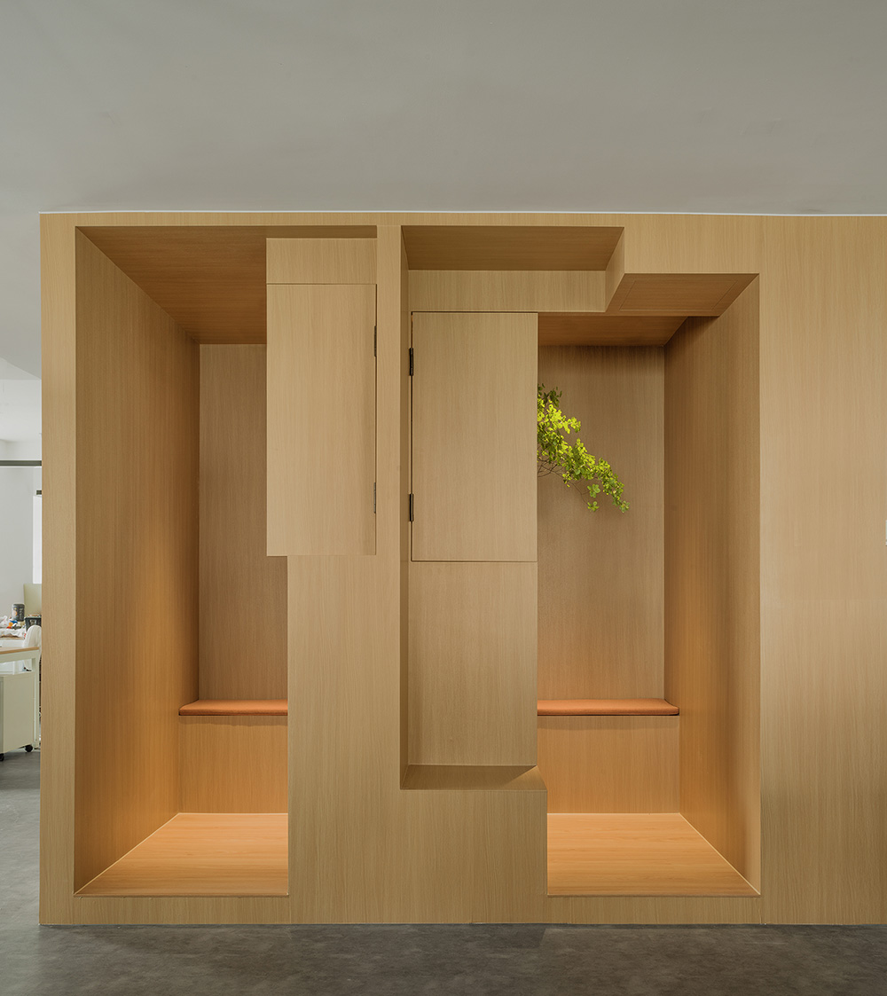 鄭州辦公室裝修推薦紅鶴集團辦公室設(shè)計案例(圖5) 鄭州辦公室裝修推薦紅鶴集團辦公室設(shè)計案例(圖5)