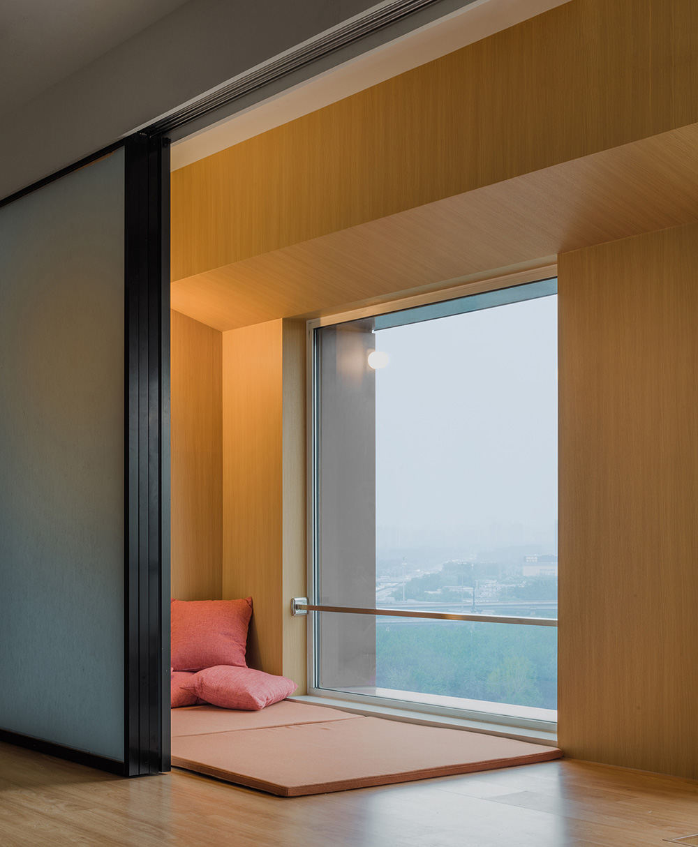 鄭州辦公室裝修推薦紅鶴集團辦公室設(shè)計案例(圖7) 鄭州辦公室裝修推薦紅鶴集團辦公室設(shè)計案例(圖7)