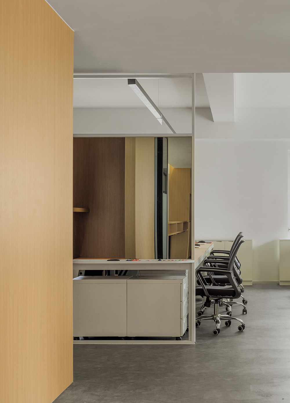 鄭州辦公室裝修推薦紅鶴集團辦公室設(shè)計案例(圖8) 鄭州辦公室裝修推薦紅鶴集團辦公室設(shè)計案例(圖8)