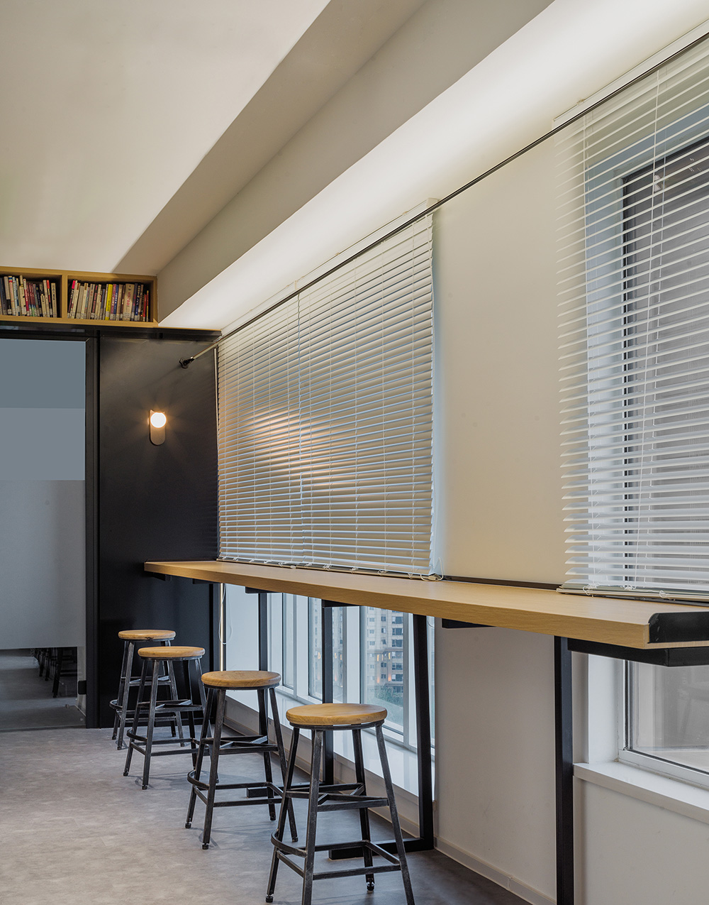 鄭州辦公室裝修推薦紅鶴集團辦公室設(shè)計案例(圖10) 鄭州辦公室裝修推薦紅鶴集團辦公室設(shè)計案例(圖10)