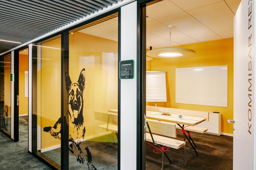 青春活力的商務(wù)科技公司辦公室裝修設(shè)計(jì)方案(圖6) 青春活力的商務(wù)科技公司辦公室裝修設(shè)計(jì)方案(圖6)