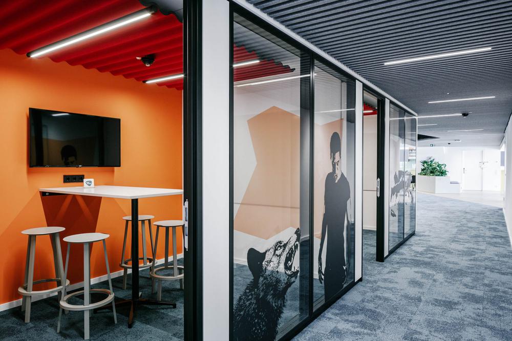 青春活力的商務(wù)科技公司辦公室裝修設(shè)計(jì)方案(圖5) 青春活力的商務(wù)科技公司辦公室裝修設(shè)計(jì)方案(圖5)