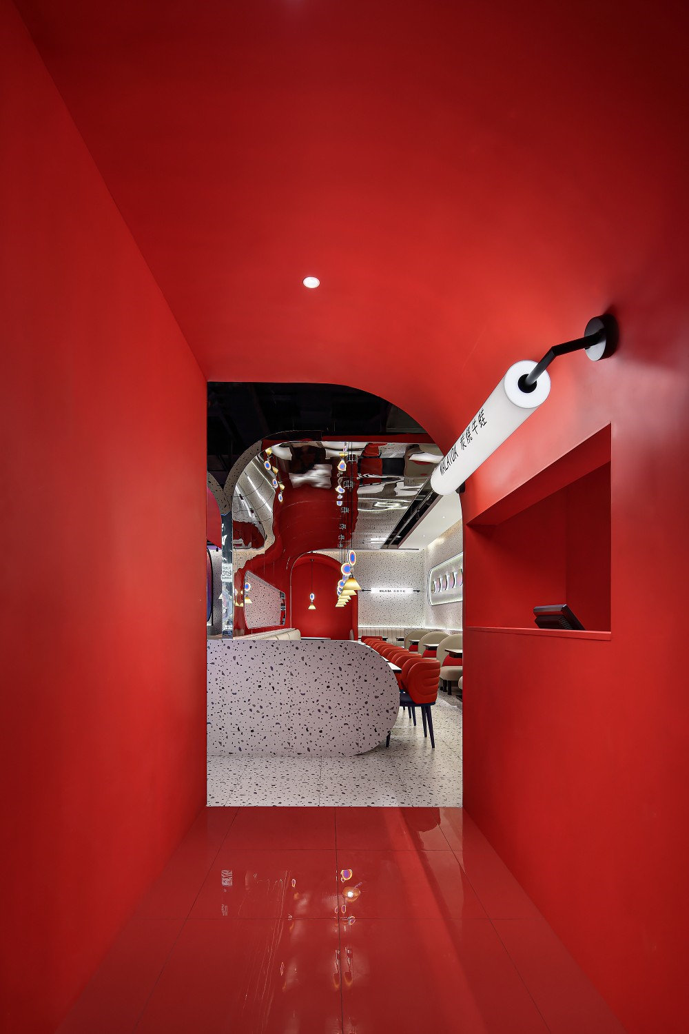 蛙來噠牛蛙特色主題餐廳裝修設(shè)計(jì)案例(圖2) 蛙來噠牛蛙特色主題餐廳裝修設(shè)計(jì)案例(圖2)