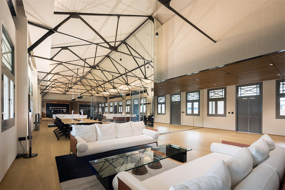 綠色工業(yè)風戴森全球總部辦公樓裝修設(shè)計方案(圖4) 綠色工業(yè)風戴森全球總部辦公樓裝修設(shè)計方案(圖4)