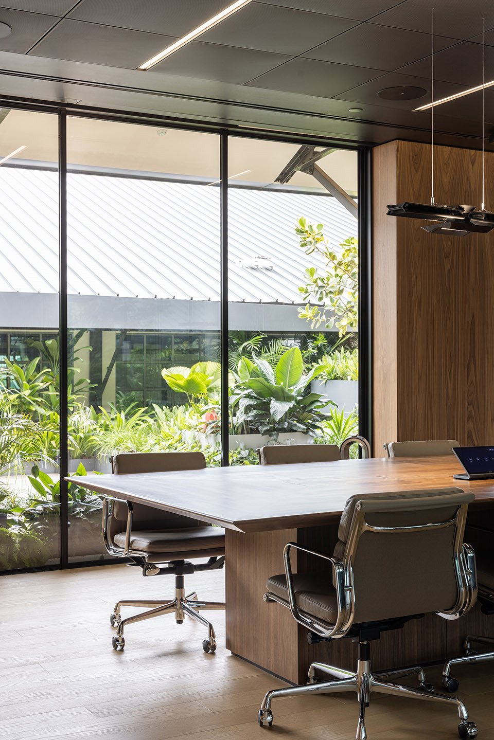 綠色工業(yè)風戴森全球總部辦公樓裝修設(shè)計方案(圖8) 綠色工業(yè)風戴森全球總部辦公樓裝修設(shè)計方案(圖8)