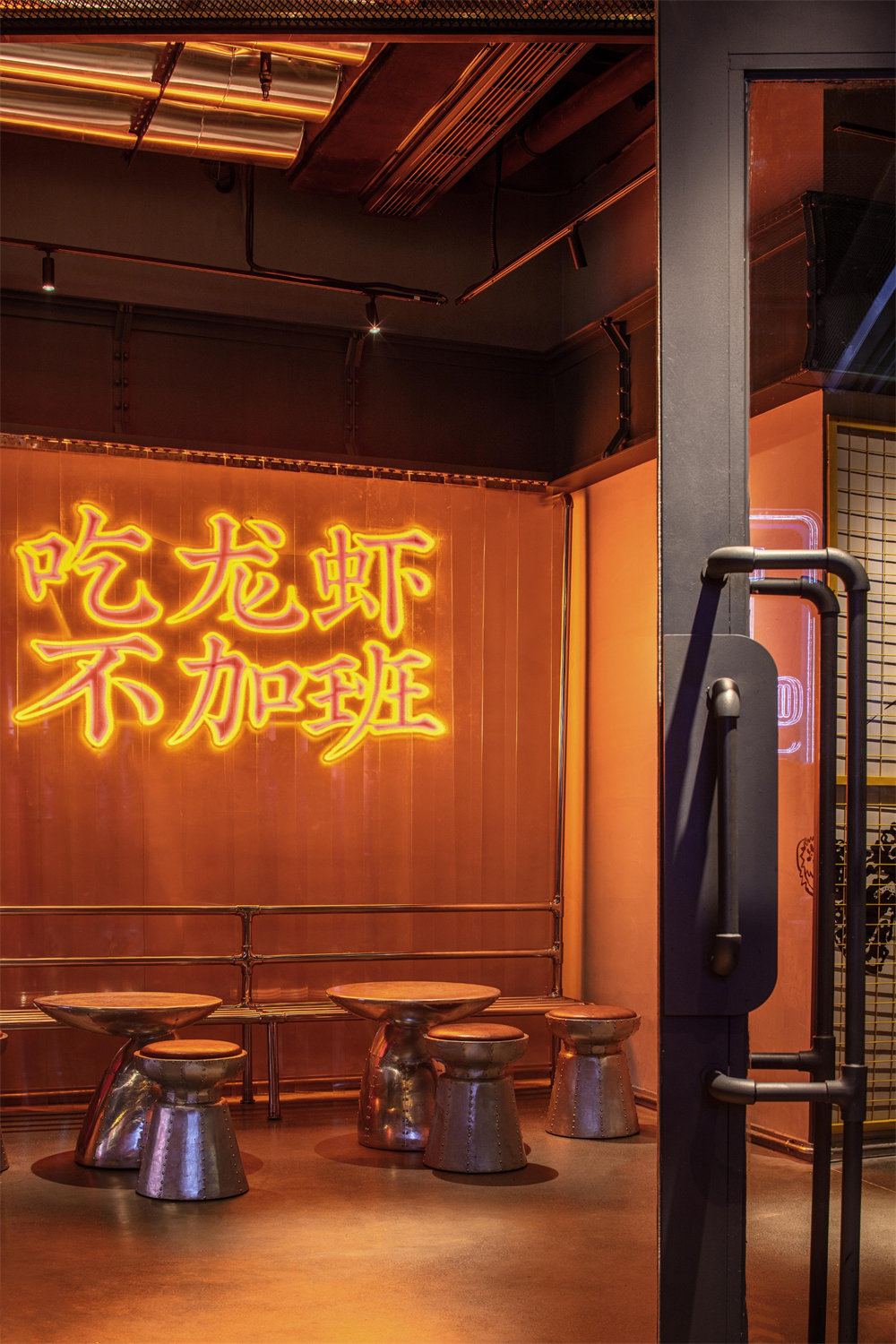 鄭州餐廳裝修推薦劇院工業(yè)風(fēng)小龍蝦店裝修設(shè)計(jì)(圖2)