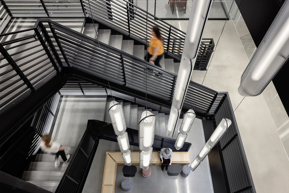 現(xiàn)代大氣的仲量聯(lián)行地產(chǎn)公司總部辦公室裝修設(shè)計(jì)(圖9) 現(xiàn)代大氣的仲量聯(lián)行地產(chǎn)公司總部辦公室裝修設(shè)計(jì)(圖9)