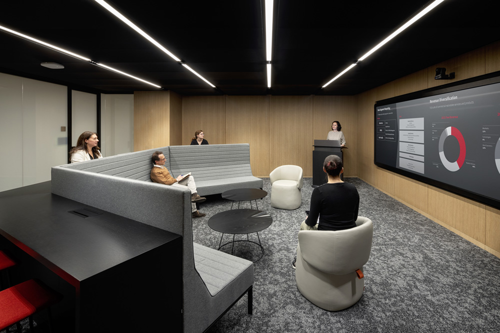 現(xiàn)代大氣的仲量聯(lián)行地產(chǎn)公司總部辦公室裝修設(shè)計(jì)(圖13) 現(xiàn)代大氣的仲量聯(lián)行地產(chǎn)公司總部辦公室裝修設(shè)計(jì)(圖13)