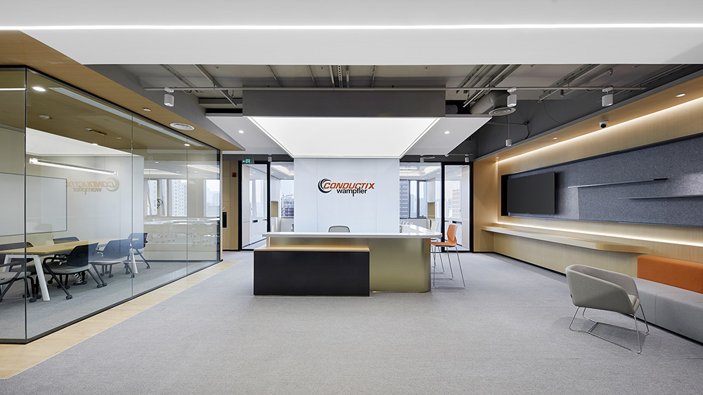 靈動(dòng)時(shí)尚的供電設(shè)備總部辦公室裝修設(shè)計(jì)案例(圖1) 靈動(dòng)時(shí)尚的供電設(shè)備總部辦公室裝修設(shè)計(jì)案例(圖1)