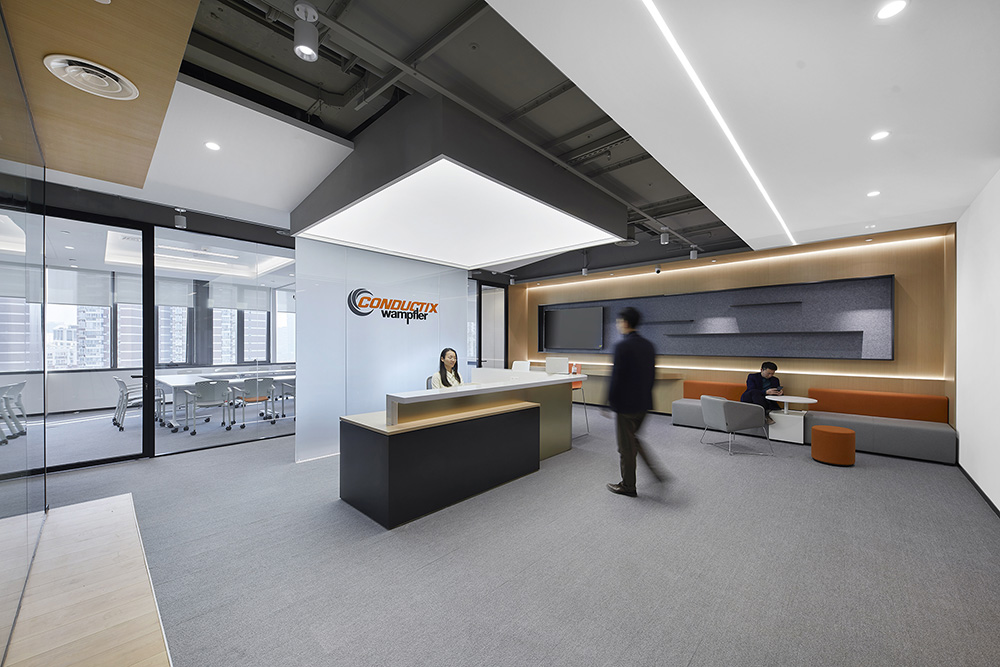 靈動(dòng)時(shí)尚的供電設(shè)備總部辦公室裝修設(shè)計(jì)案例(圖2) 靈動(dòng)時(shí)尚的供電設(shè)備總部辦公室裝修設(shè)計(jì)案例(圖2)