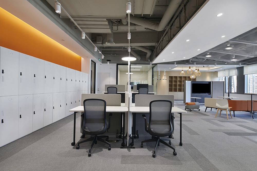 靈動(dòng)時(shí)尚的供電設(shè)備總部辦公室裝修設(shè)計(jì)案例(圖3) 靈動(dòng)時(shí)尚的供電設(shè)備總部辦公室裝修設(shè)計(jì)案例(圖3)