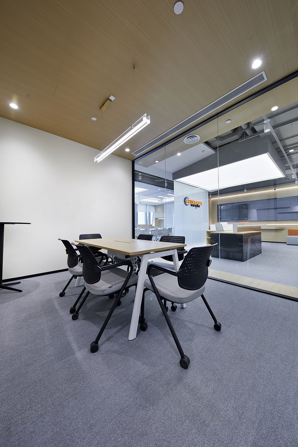 靈動(dòng)時(shí)尚的供電設(shè)備總部辦公室裝修設(shè)計(jì)案例(圖12) 靈動(dòng)時(shí)尚的供電設(shè)備總部辦公室裝修設(shè)計(jì)案例(圖12)