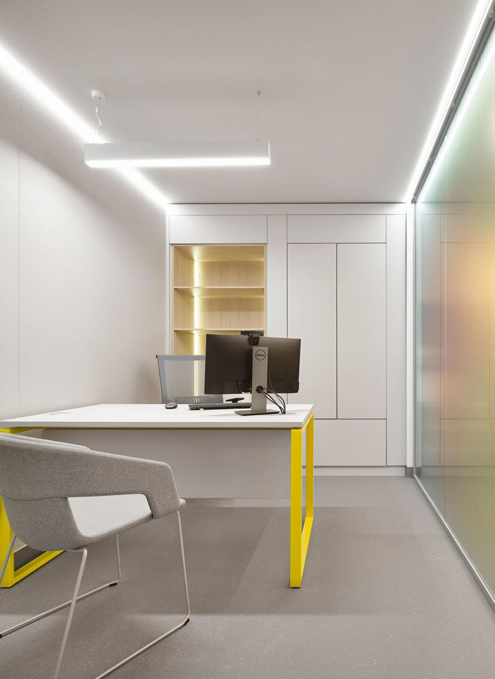 時(shí)尚靈動(dòng)的Raiffeisen銀行辦公室裝修設(shè)計(jì)方案(圖8) 時(shí)尚靈動(dòng)的Raiffeisen銀行辦公室裝修設(shè)計(jì)方案(圖8)