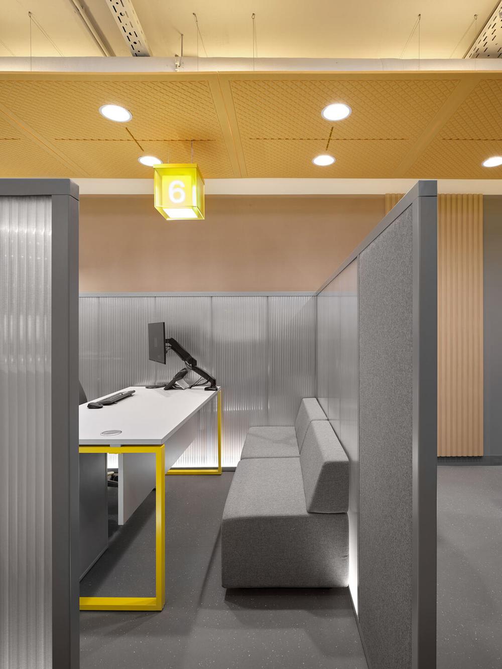 時(shí)尚靈動(dòng)的Raiffeisen銀行辦公室裝修設(shè)計(jì)方案(圖9) 時(shí)尚靈動(dòng)的Raiffeisen銀行辦公室裝修設(shè)計(jì)方案(圖9)