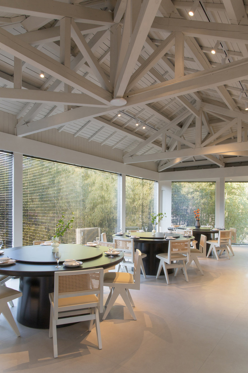 入云餐廳設(shè)計 20年餐飲老店翻新改造設(shè)計案例(圖5) 入云餐廳設(shè)計 20年餐飲老店翻新改造設(shè)計案例(圖5)