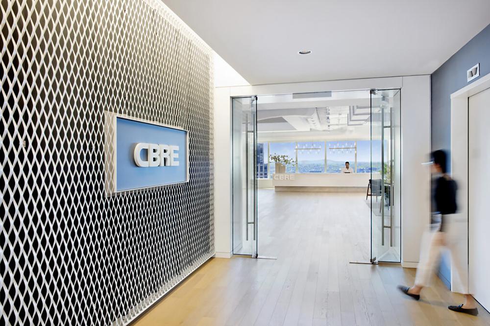 開(kāi)敞明亮的國(guó)外房地產(chǎn)公司辦公室裝修設(shè)計(jì)方案(圖1)