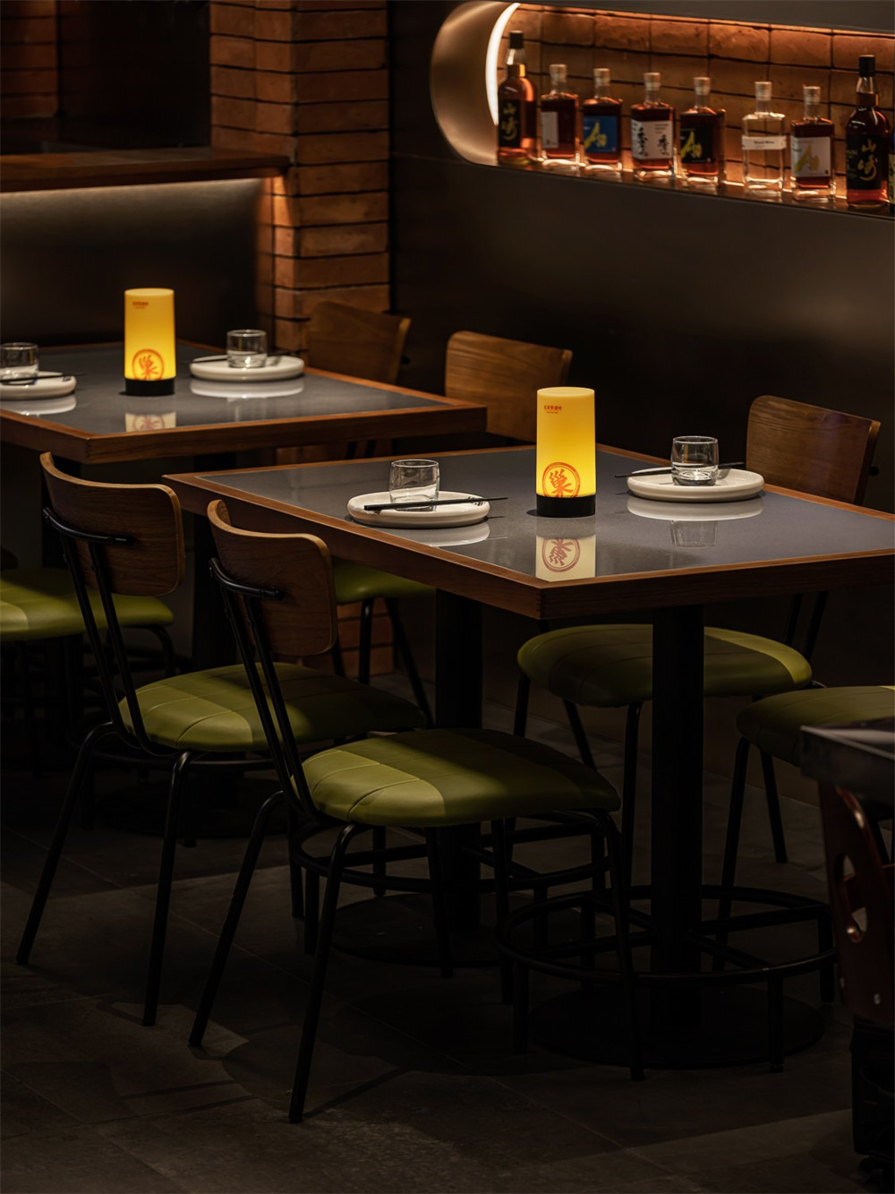 小龍蝦+燒烤 龍巢特色餐酒館裝修設(shè)計(jì)案例(圖2) 小龍蝦+燒烤 龍巢特色餐酒館裝修設(shè)計(jì)案例(圖2)