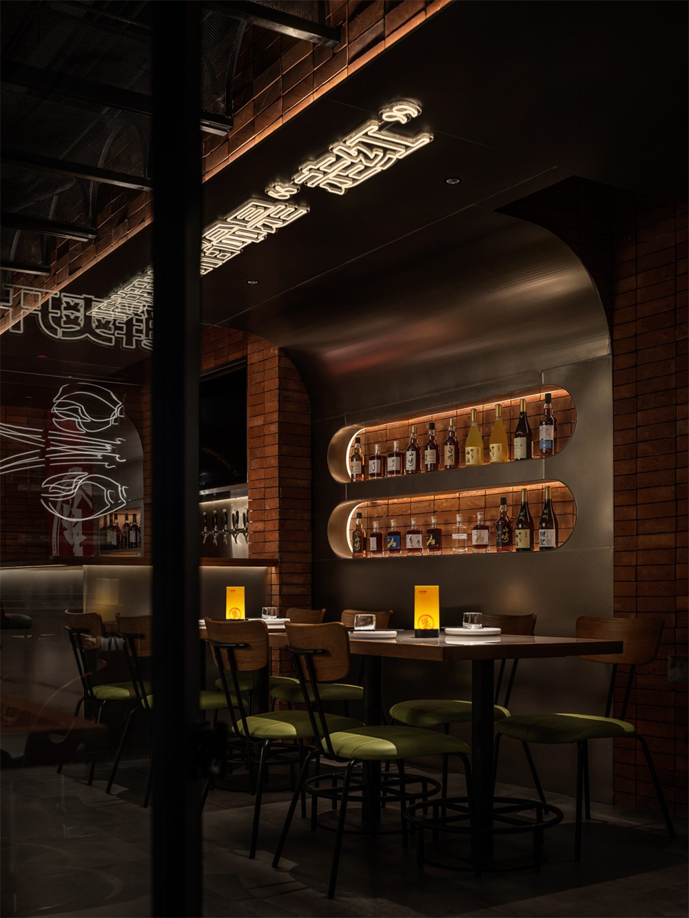 小龍蝦+燒烤 龍巢特色餐酒館裝修設(shè)計(jì)案例(圖3) 小龍蝦+燒烤 龍巢特色餐酒館裝修設(shè)計(jì)案例(圖3)