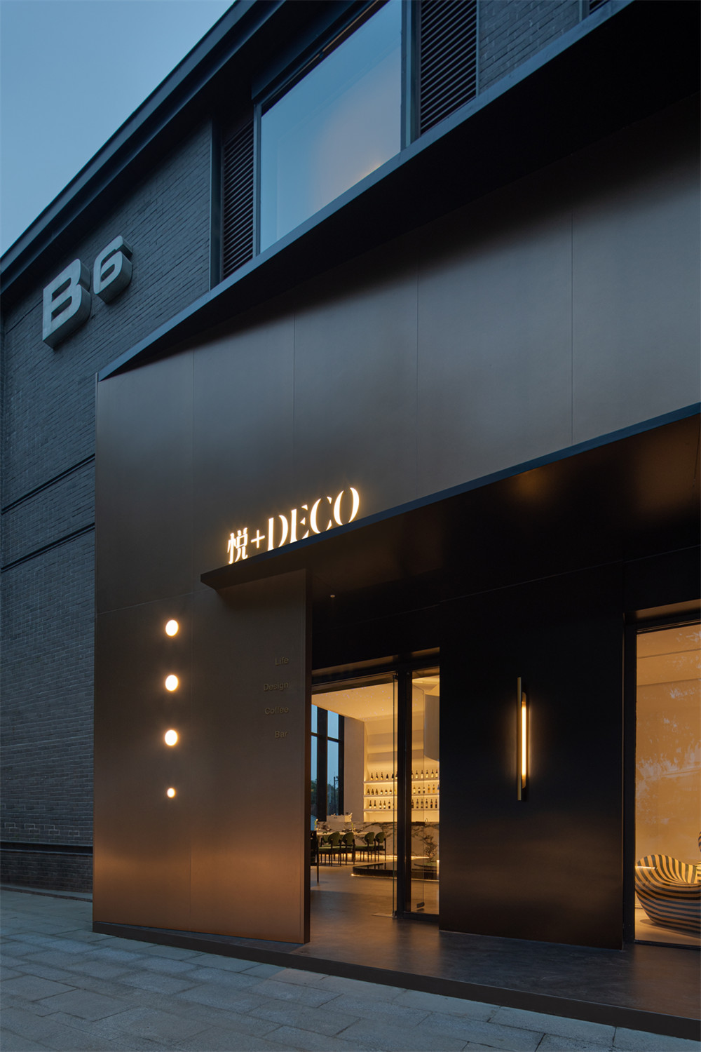 白天咖啡廳晚上酒吧的奇妙餐飲空間設(shè)計(jì)案例(圖1) 白天咖啡廳晚上酒吧的奇妙餐飲空間設(shè)計(jì)案例(圖1)