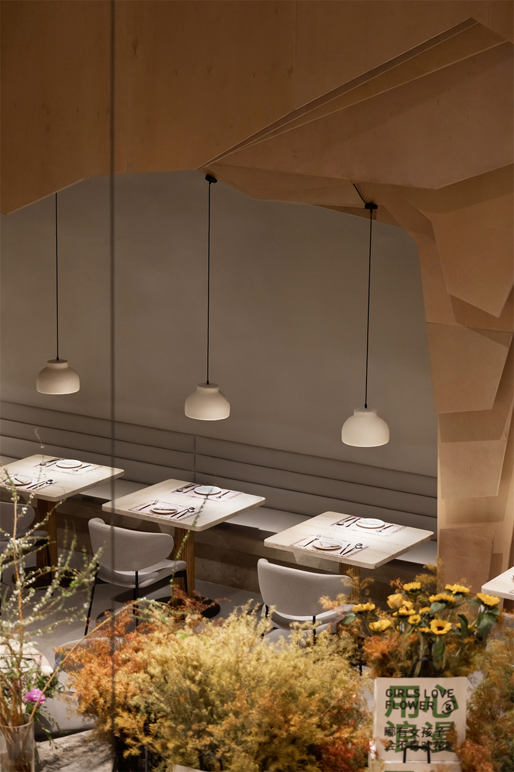 以花為主題的ROIIN用心創(chuàng)意西餐廳裝修設(shè)計(圖4) 以花為主題的ROIIN用心創(chuàng)意西餐廳裝修設(shè)計(圖4)