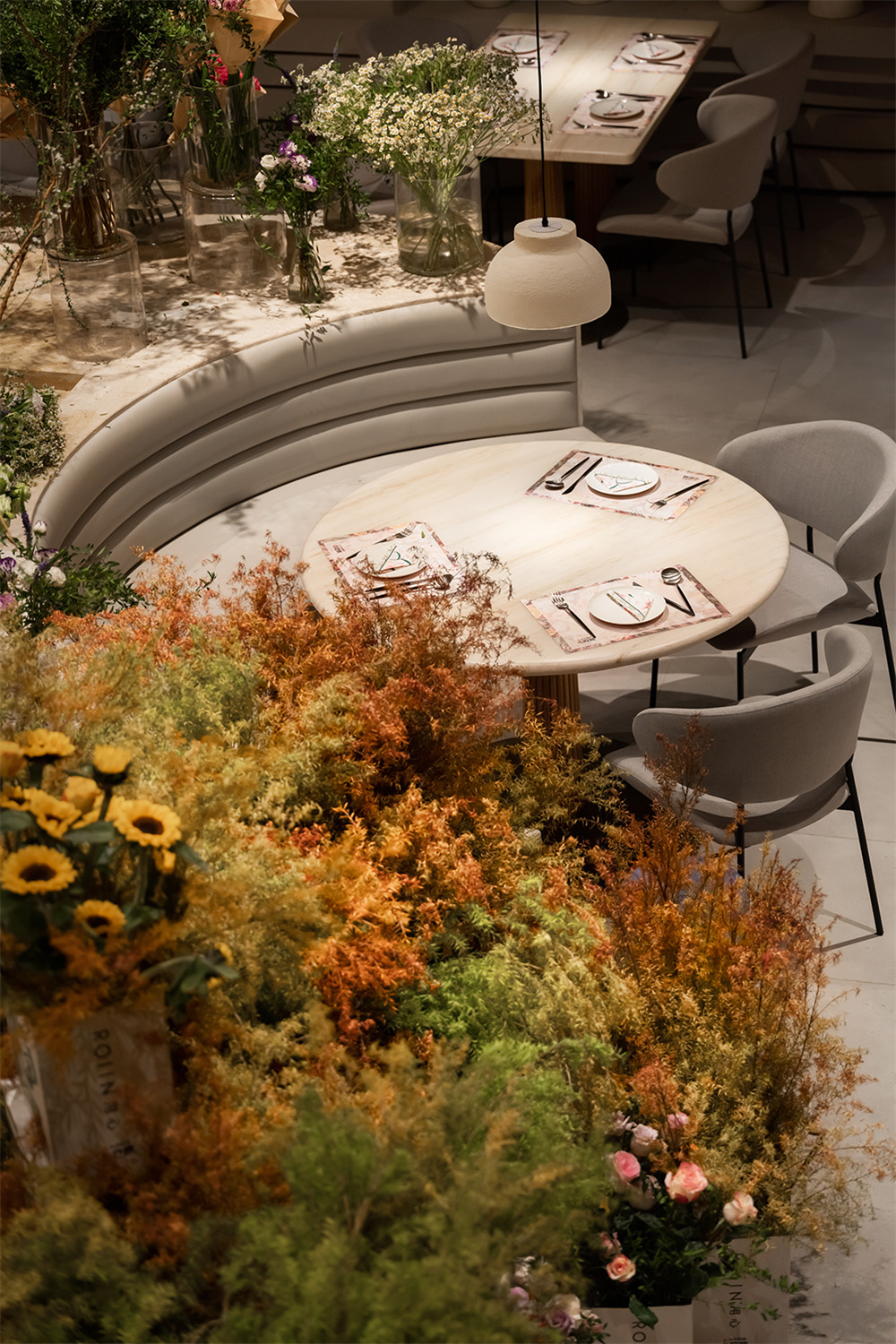 以花為主題的ROIIN用心創(chuàng)意西餐廳裝修設(shè)計(圖6) 以花為主題的ROIIN用心創(chuàng)意西餐廳裝修設(shè)計(圖6)