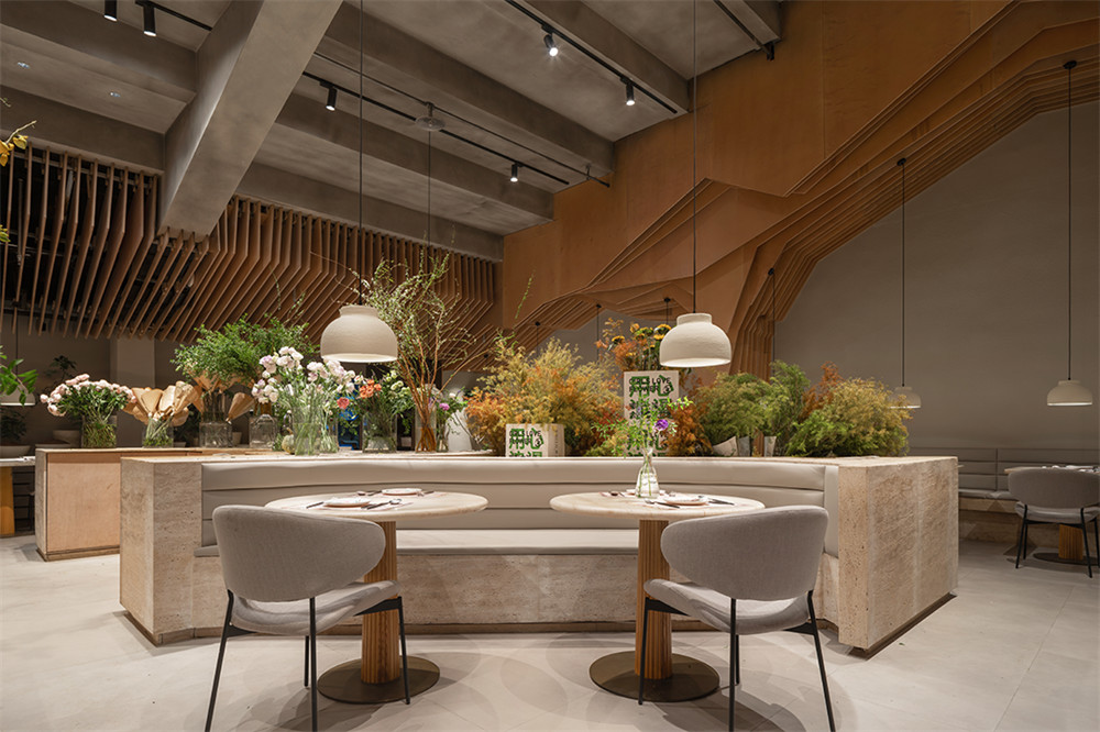以花為主題的ROIIN用心創(chuàng)意西餐廳裝修設(shè)計(圖7) 以花為主題的ROIIN用心創(chuàng)意西餐廳裝修設(shè)計(圖7)