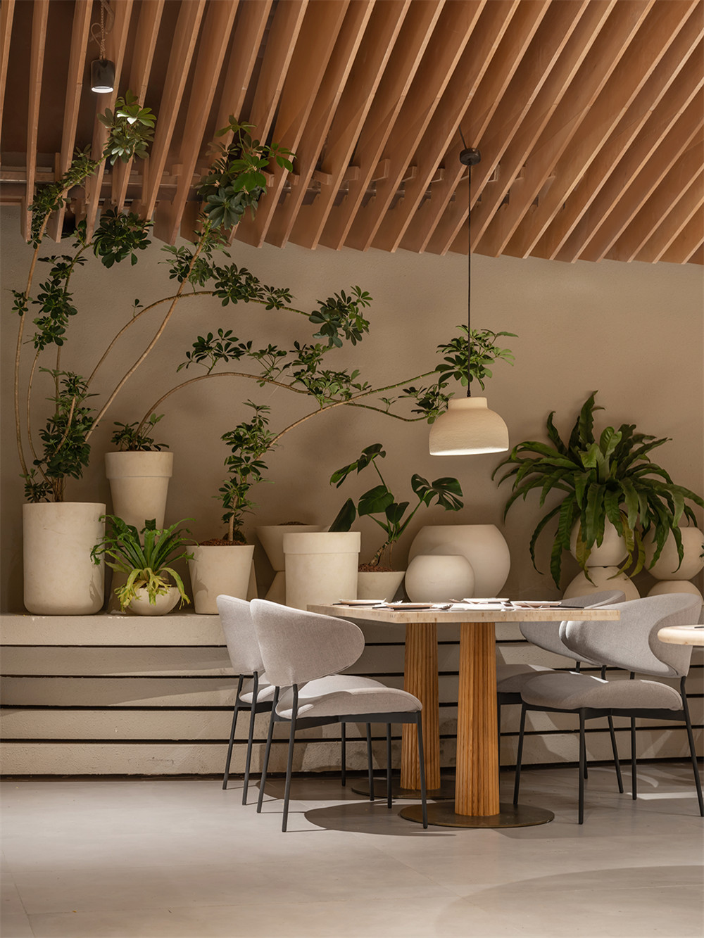 以花為主題的ROIIN用心創(chuàng)意西餐廳裝修設(shè)計(圖8) 以花為主題的ROIIN用心創(chuàng)意西餐廳裝修設(shè)計(圖8)