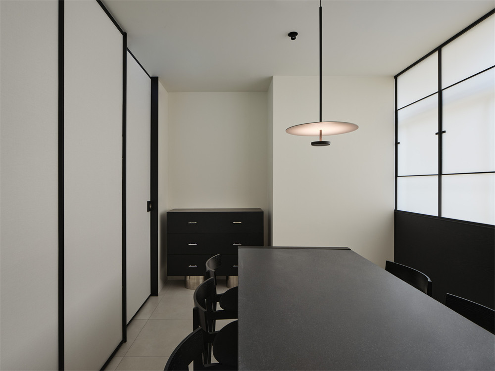 木炭與月亮 現(xiàn)代極簡風(fēng)韓式烤肉店裝修設(shè)計方案(圖8) 木炭與月亮 現(xiàn)代極簡風(fēng)韓式烤肉店裝修設(shè)計方案(圖8)